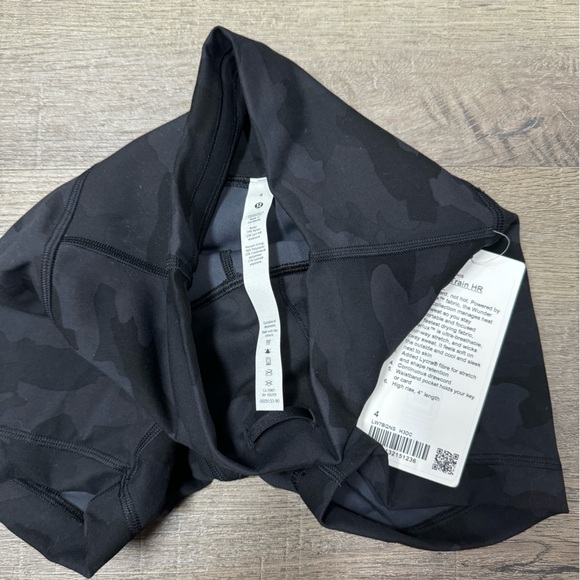 SOLD!!!! NWT LuluLemon Wunder Under High Rise Short - Picture 5 of 6